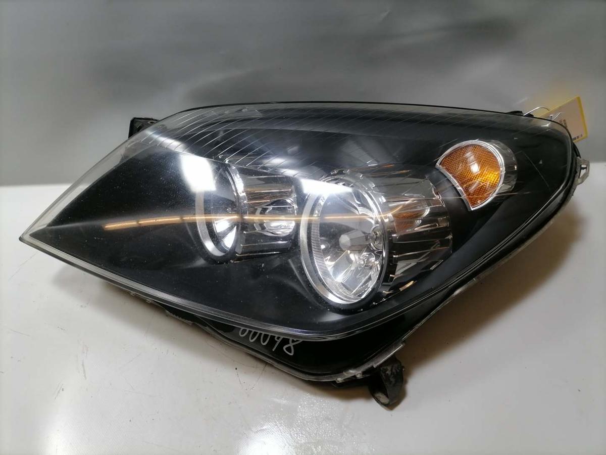 Opel Astra H GTC original Scheinwerfer vorn links Halogen schwarzer Hintergrund Bj.2010